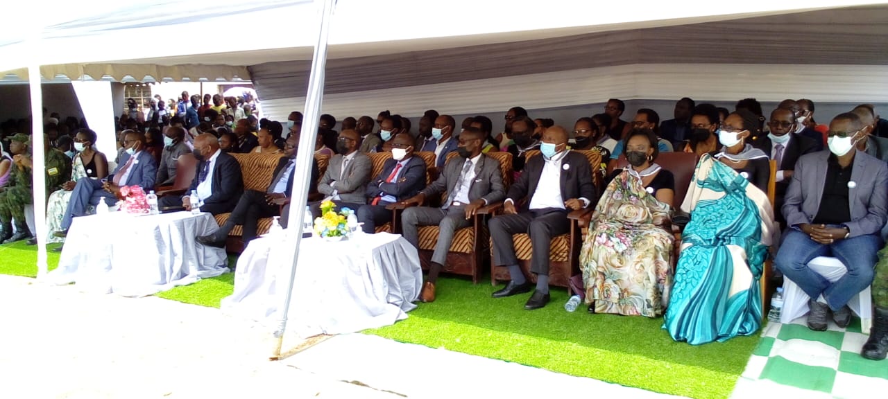 Bamwe mu bashyitsi bari baje kwifatanya n'Abanyaruhashya kwibuka