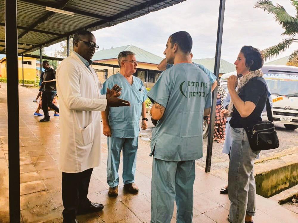 Abaganga bo muri Israel baganira n'Umuyobozi w'ibitaro bya Ruhengeri