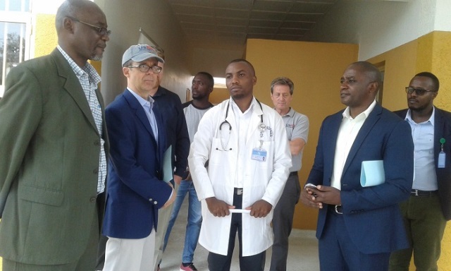 Ambasaderi Peter H.Vrooman (wa kabiri ibumoso) mu biganiro n'ubuyobozi bw'ibitaro bya Ruhengeri