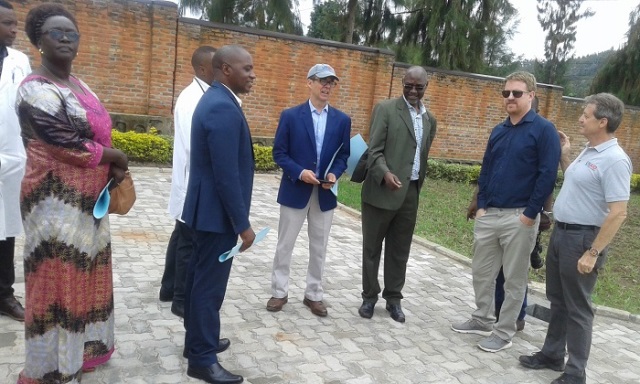 Ubuyobozi bw'ibitaro bya Ruhengeri n'akarere ka Musanze batembereje Ambasaderi mu bitaro