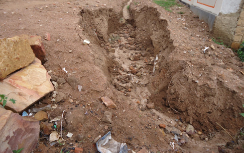 Amazi yishakiye inzira hagati y