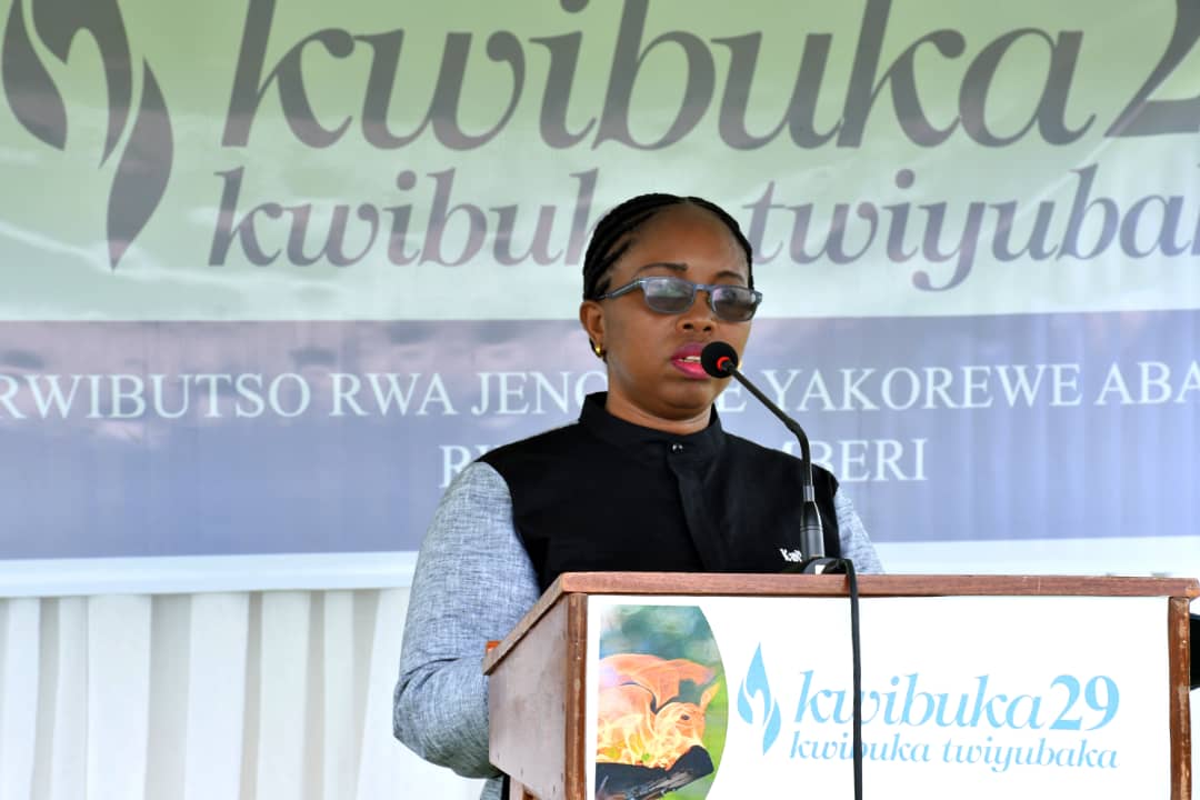 Umuyobozi w'Akarere ka Ngoma, Niyonagira Nathalie, yashimiye abantu bose baje gufata mu mugongo abafite ababo biciwe i Rukumberi 