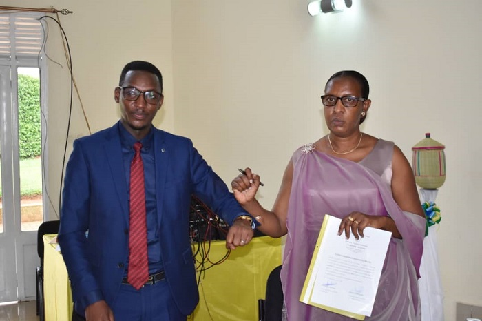 Ihererekanyabubasha hagati y'umuyobozi mushya w'akarere ka Rulindo n'umuyobozi ucyuye igihe