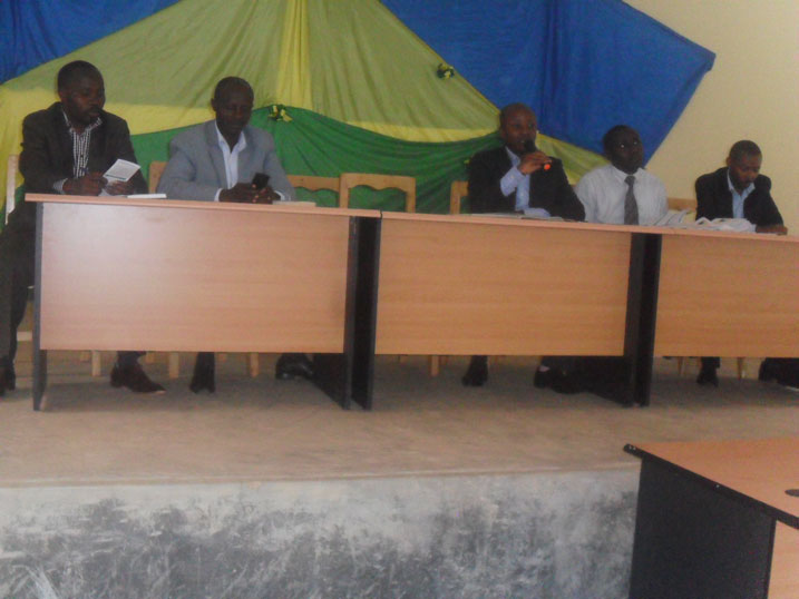 Abakozi ba BNR n'ab'akarere ka Rulindo basobanura inyungu ziri mu mpapuro nyemezamwenda.