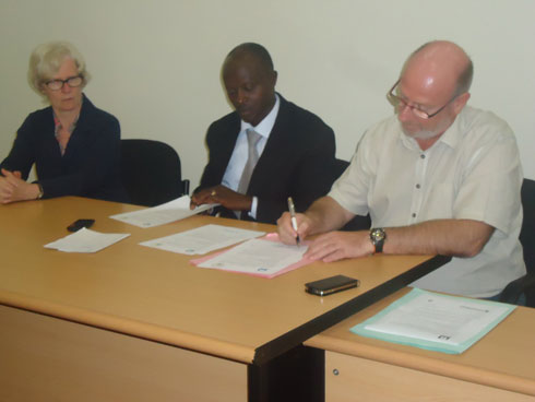 Abayobozi bombi bashyira umukono ku masezerano.