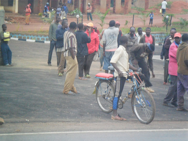 Rumwe mu rubyiruko ntirugira icyo rukora rwirirwa ku muhanda.