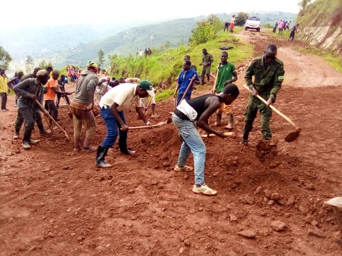 Abaturage bahise batangira umuganda mu buryo bwo gushaka igisubizo cy'umuhanda nyabagendwa wangiritse