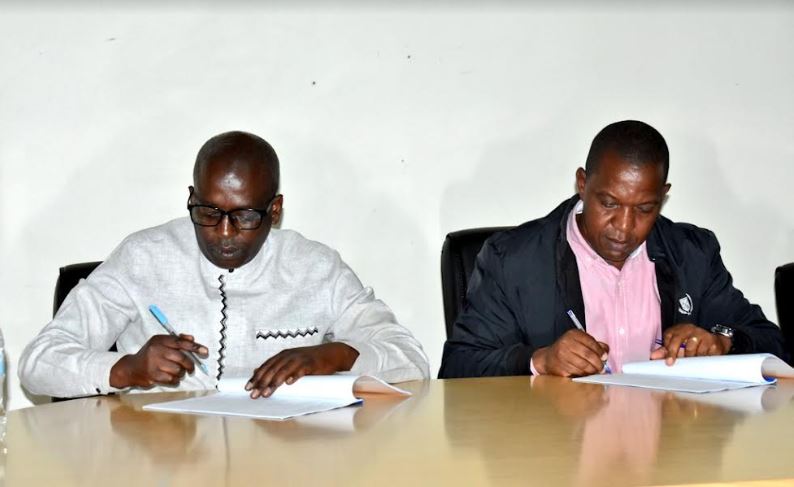 Mutsinzi Antoine (wambaye ikote ry'umukara) yasigiye inshingano Mutaganda Théophile (wambaye indorerwamo)