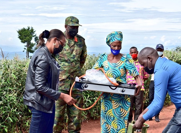 Umuyobozi w'Akarere ka Rulindo ashyikiriza abaturage Gaz