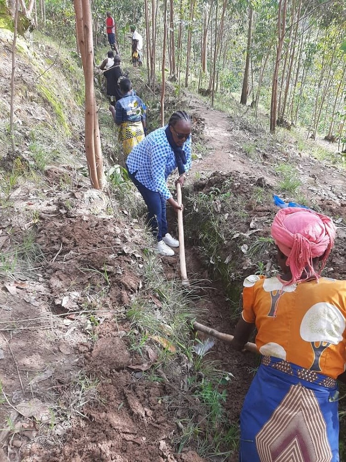 Mu Karere ka Rulindo, Abadepite Izabiliza Marie Médiatrice na Uwambaje Aimée Sandrine bifatanyije n'abaturage mu muganda
