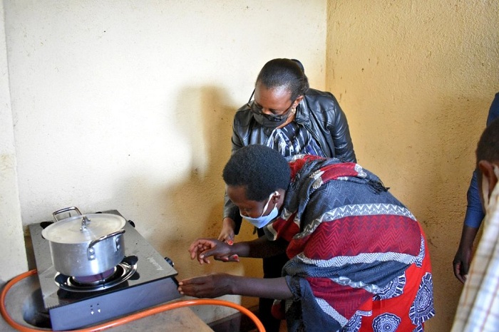 Umuyobozi w'Akarere ka Rulindo, Mukanyirigira Judith, yigisha abahawe Gaz uburyo zikoreshwa