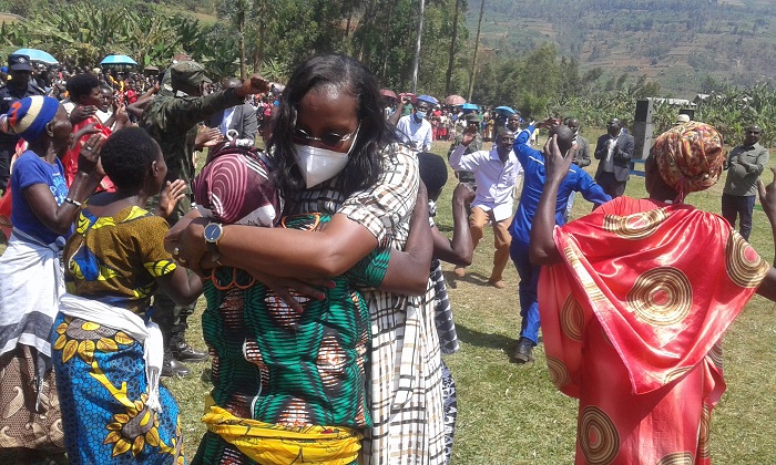 Ubwo hatashwaga ikiraro umuturage yisanzuye kuri Meya wa Rulindo Mukanyirigira Judith