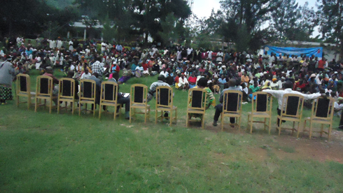 Nta muyobozi wihitiyemo uwo azafasha, byanyuze muri tombola.