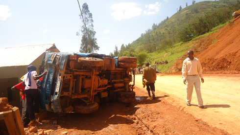 Iyi modoka yanyereye igwira igipangu.