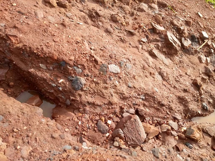 Umuhanda uva ahitwa Gaseke ugana Bubangu mu Murenge wa Murambi wari waguyemo ibitengu n'amabuye manini byamanuwe n'iyi mvura