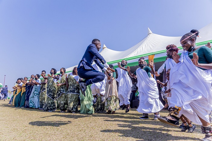 Abitabiriye ibirori byo kwizihiza umunsi w'umuganura, mu Karere ka Rulindo, basusurukijwe n'Itorero ry'Igihugu Urukerereza n'abandi bahanzi batandukanye