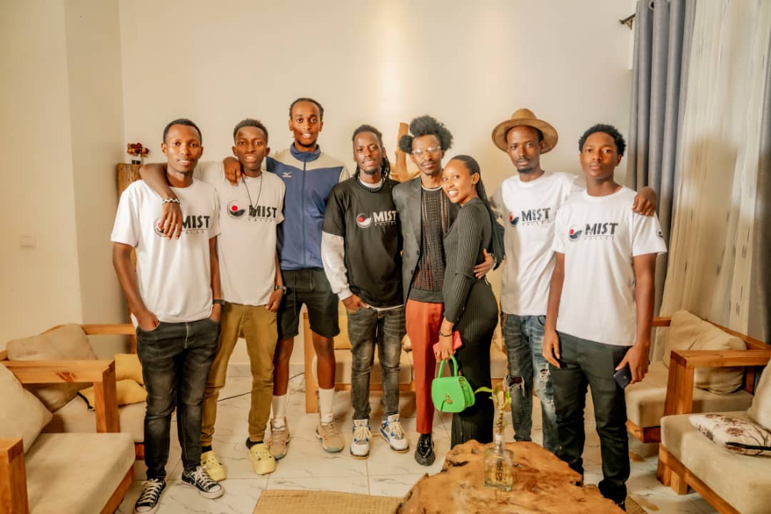 Umusizi Rumaga na we atunganyiriza ibihangano bye i Musanze