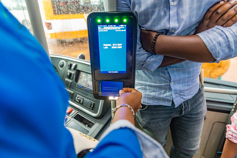 RURA irasaba abashoferi gukorana ubunyamwuga, bakajya bibutsa abagenzi gukozaho amakarita mu gihe baviriyemo mu nzira kugira ngo basubizwe amafaranga yabo