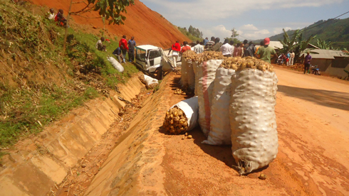 Imodoka yataye umuhanda kubera ubunyereri.