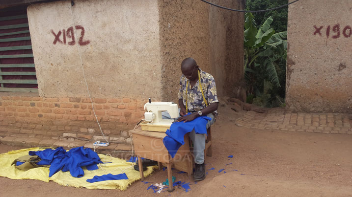 Rusanganwa Isidore asigaye adodesha imashini y'amashanyarazi akazi kakihuta