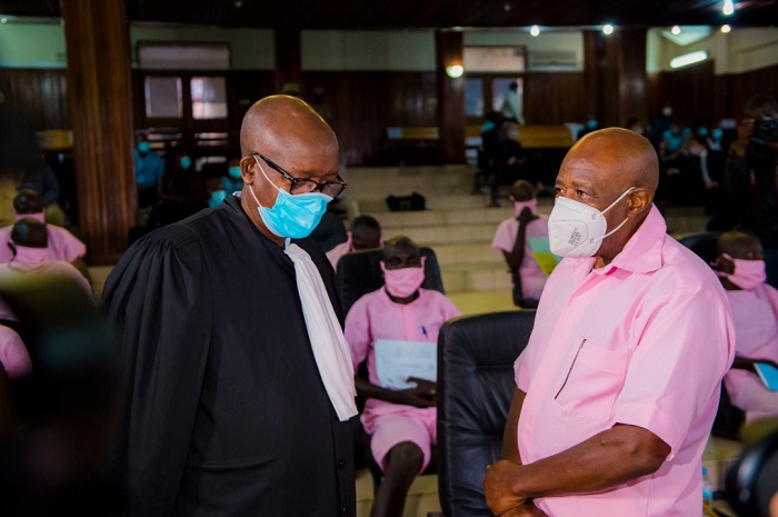 Rusesabagina n'umwunganizi we Me. Gatera Gashabana ubwo bari mu rukiko ku wa Gatatu tariki 17 Gashyantare 2021