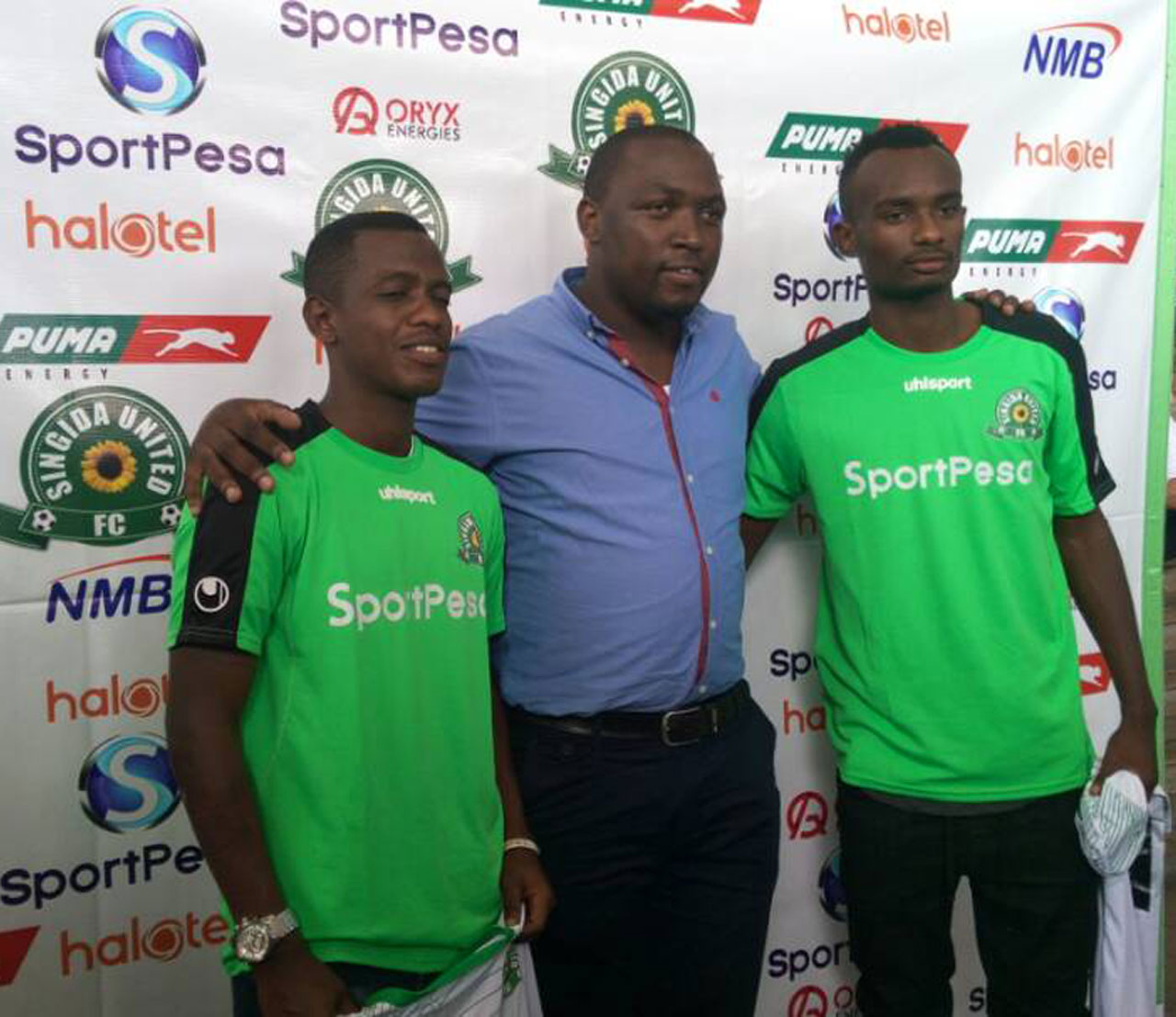 Rusheshangoga Michel na Danny Usengimana bamaze kwakirwa muri Singida 