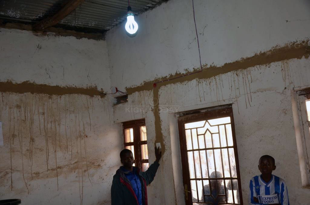 Abatuye muri Bweyeye bahamya ko amashanyarazi bagejejweho azatuma basirimuka 