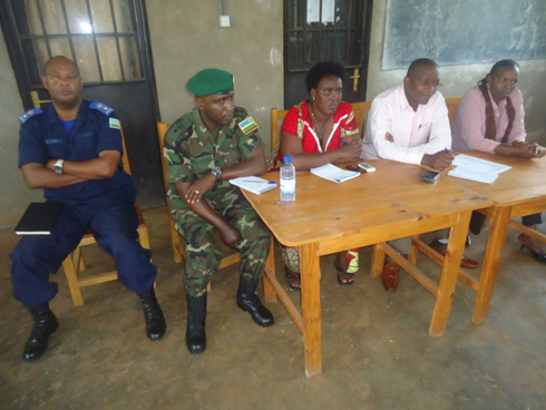 Abayobozi bateze amatwi ibibazo by'abacuruzi b'umucanga.