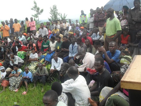 Abaturage bo mu murenge wa Nyakabuye bitabiriye ibiganiro na Guverineri Kabahizi anabakemurira ibibazo byananiranye.