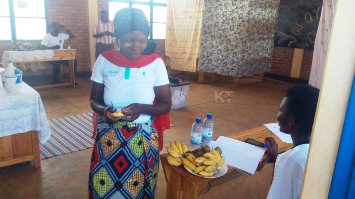 Rusizi abitabiriye ibikorwa by'amatora bahabwaga imbuto zo ku rya