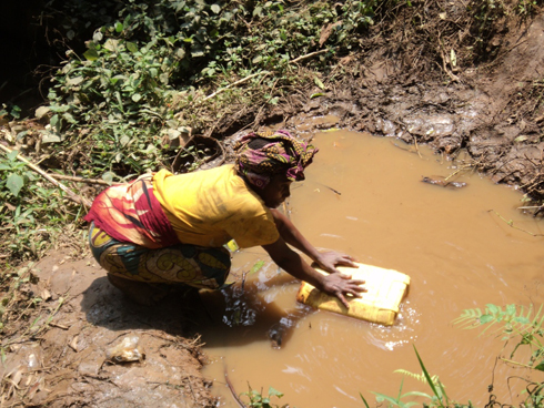 Uyu mubyeyi aravoma amazi bigaragara ko ari ibiziba ariko ngo niyo akoresha mu rugo.