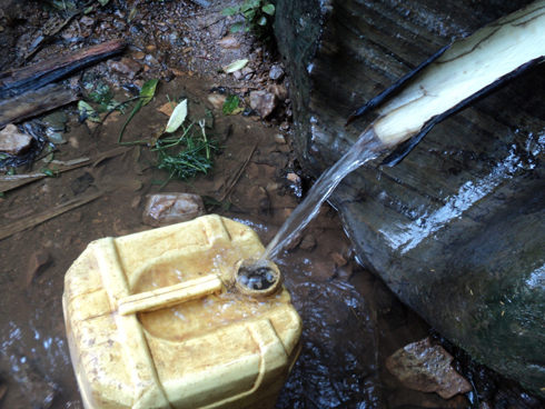 Ahandi bavoma amazi aturuka mu misozi adasukuye.