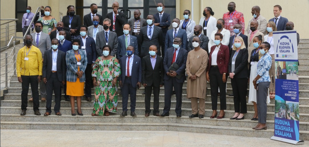 Abayobozi bo ku ruhande rw'u Rwanda na DRC bahuriye mu karere ka Rusizi baganira ku nyubako igiye gushyirwa ku mupaka ihuriweho n'impande zombi