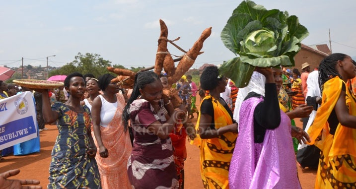 Rusizi abagore bagaragaje umusaruro uva mu buhinzi bwabo
