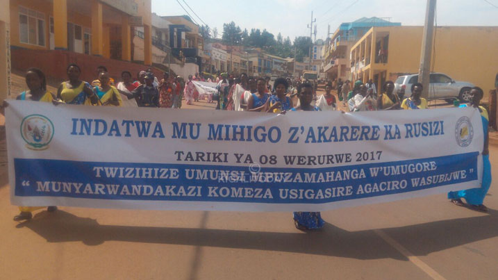 Umunsi w'Umugore mu Karere ka Rusizi wabimburiwe n'Akarasisi ko kwishimira Agaciro umugore yahawe