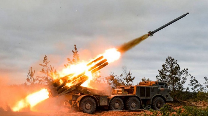 U Burusiya bukomeje kurasa kuri Ukraine, bunaburira ibihugu biyiha intwaro