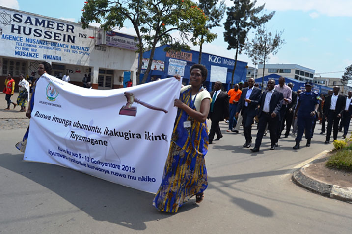 Abatuye n'abakorera mu Karere ka Musanze mu rugendo rwo kwamagana ruswa.