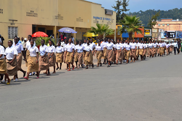 Abanyeshuri nabo bitabiriye urugendo rwo kwamagana Ruswa.