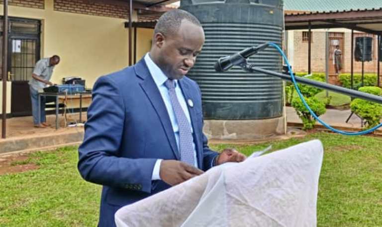 Umuyobozi w'Akarere ka Gisagara, Jérôme Rutaburingoga, yasabye ko abantu bakomeza kuba hafi abarokotse Jenoside batibagirwa no kubashimira uruhare bagaragaje mu kubaka Igihugu, batanga imbabazi