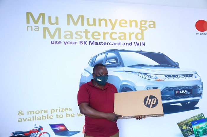 Rutaganira Etienne yahawe igihembo cya mudasobwa