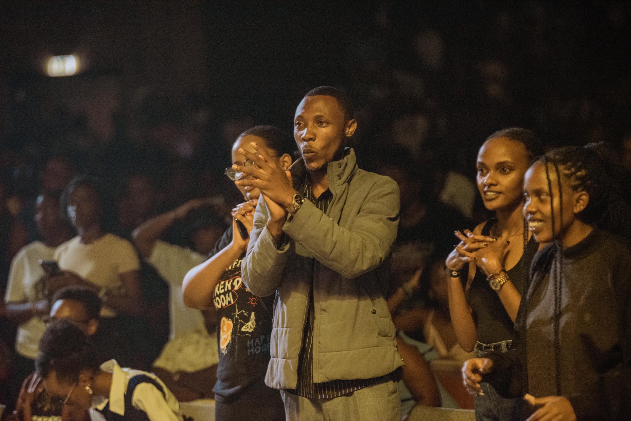 Bamwe mu bitabiriye banyuzagamo bakamufasha bamwereka ko bamushyigikiye