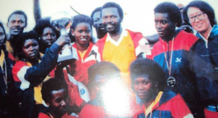 Rutsindura Alphonse (hagati wambaye umupira w