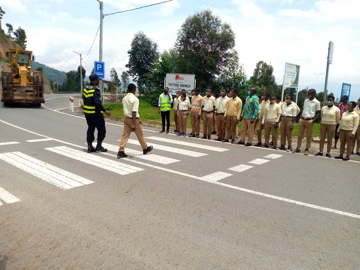 Beretswe uko bagenda mu muhanda ku buryo byabarinda impanuka