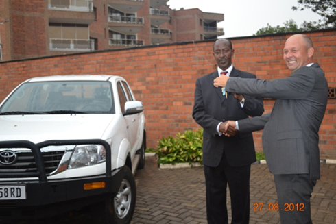 Umunyamabanga Uhoraho muri MIDIMAR ashyikirizwa imfunguzo z