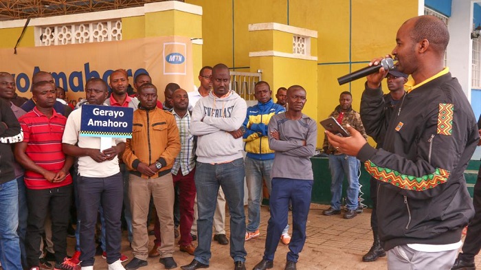 Robert Ruyenzi, aganira n'abashoferi