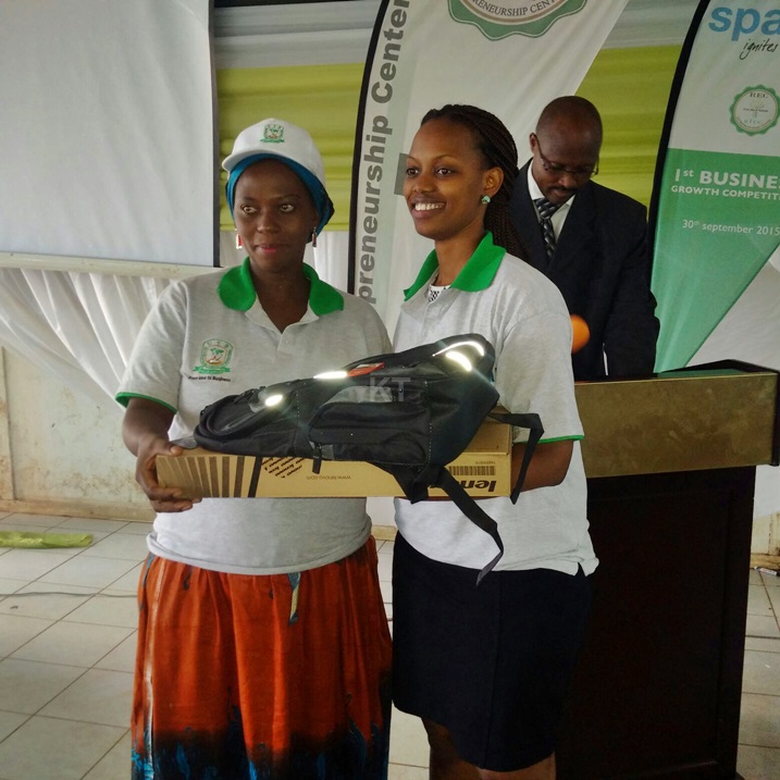 Ruzibuka Priscille uhagarariye Spark, ari gutanga ibihembo.