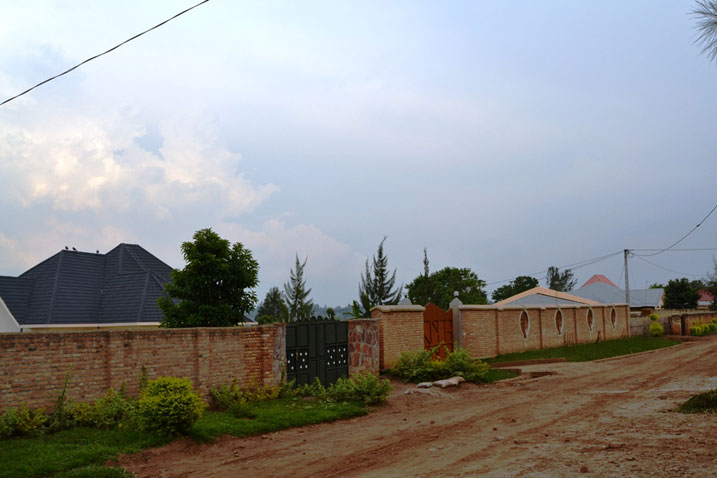 Rwamagana: Abafite agafaranga gatubutse bubaka amazu agezweho, bagashyiraho n'ibipangu birebire mu buryo bugaragara. Aha ni mu gace kazwi nka Plage mu murenge wa Muhazi.