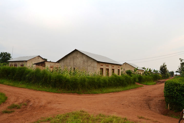 Rwamagana: Abaturage basigaye bubaka ku midugudu, amazu akurikiranye kandi ku muhanda.