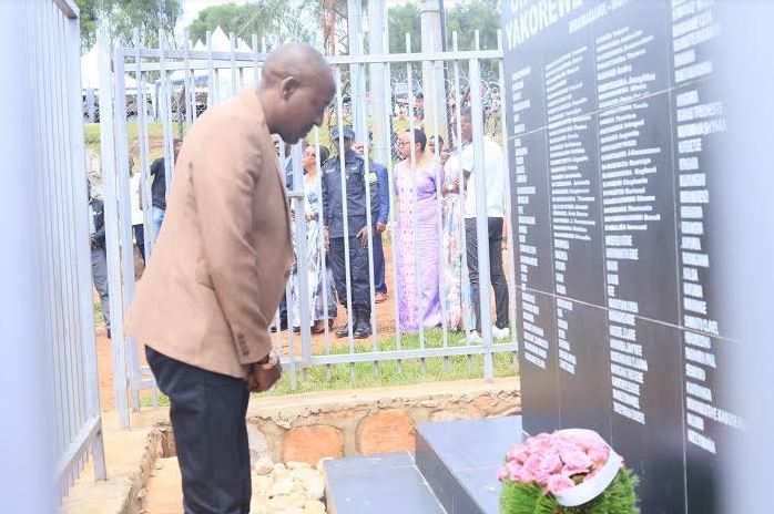 Umuyobozi w'Akarere ka Rwamagana, Mbonyumuvunyi Radjab, yunamiye abiciwe muri aka gace