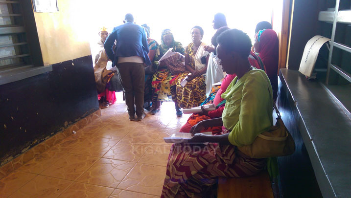 Aba ni bamwe mu barwayi bategereje kwivuriza ku bitaro bya Rwamagana 